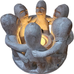 Kvinnesirkel med lys i mørket